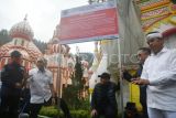Menteri Koordinator Bidang Pangan Zulkifli Hasan (kedua kiri) bersama Menteri Lingkungan Hidup/Kepala BPLH Hanif Faisol Nurofiq (kiri) dan Gubernur Jawa Barat Dedi Mulyadi (kanan) bersiap melakukan penyegelan bangunan yang diduga merusak lingkungan di kawasan wisata Hibisc Fantasy Puncak, Bogor, Jawa Barat, Kamis (6/3/2025). Kementerian Lingkungan Hidup menginspeksi dan memasang papan pengawasan lingkungan hidup di empat lokasi di hulu Daerah Aliran Sungai (DAS) Ciliwung yang diduga dibangun tanpa persetujuan lingkungan dan berkontribusi dalam banjir di wilayah hilir. ANTARA FOTO/Arif Firmansyah/nz