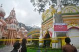 Warga mengamati informasi pada papan penyegelan bangunan yang diduga merusak lingkungan di kawasan wisata Hibisc Fantasy Puncak, Bogor, Jawa Barat, Kamis (6/3/2025). Kementerian Lingkungan Hidup menginspeksi dan memasang papan pengawasan lingkungan hidup di empat lokasi di hulu Daerah Aliran Sungai (DAS) Ciliwung yang diduga dibangun tanpa persetujuan lingkungan dan berkontribusi dalam banjir di wilayah hilir. ANTARA FOTO/Arif Firmansyah/nz