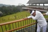 Gubernur Jawa Barat Dedi Mulyadi menangis saat melakukan penyegelan bangunan yang diduga merusak lingkungan di Eiger Adventure Land, Megamendung, Bogor, Jawa Barat, Kamis (6/3/2025). Kementerian Lingkungan Hidup menginspeksi dan memasang papan pengawasan lingkungan hidup di empat lokasi di hulu Daerah Aliran Sungai (DAS) Ciliwung yang diduga dibangun tanpa persetujuan lingkungan dan berkontribusi dalam banjir di wilayah hilir. ANTARA FOTO/Arif Firmansyah/nz