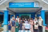 Salah satu penerima bantuan YBM dalam program berbagi bingkisan Ramadhan di Kota Sampit Provinsi Kalimantan Tengah menerima satu dari 123 paket yang disalurkan ke berbagai wilayah di Kalselteng, termasuk PLN UP3 Pangkalan Bun, Palangka Raya, Kuala Kapuas, Banjarmasin, Banjarbaru, Barabai, hingga Kotabaru, beberapa waktu lalu. ANTARA/HO-PLN UID Kalselteng