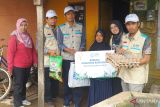 Ketua Yayasan Baitul Maal (YBM) PLN Unit Induk Distribusi Kalimantan Selatan dan Kalimantan Tengah Legiman (tengah) bersama tim YBM menyerahkan bingkisan melalui program berbagi saat Bulan Ramadhan dengan sasaran masyarakat pra sejahtera meliputi kaum dhuafa, petugas kebersihan, pengemudi becak, serta imam musala dan masjid di Banjarmasin, beberapa waktu lalu. ANTARA/HO-PLN UID Kalselteng