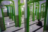Warga beriktikaf di Masjid Baitur Rohman di Desa Tukum, Kecamatan Tekung, Lumajang, Jawa Timur, Sabtu (8/3/2025). Masjid yang memiliki arsitektur atap 9 kubah limas tersebut termasuk salah satu masjid tertua di Lumajang yang dibangun sebelum masa kemerdekaan Indonesia yaitu sekitar tahun 1911. ANTARA Jatim/Irfan Sumanjaya/mas.
