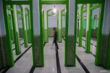 Warga melintas di dalam Masjid Baitur Rohman di Desa Tukum, Kecamatan Tekung, Lumajang, Jawa Timur, Sabtu (8/3/2025). Masjid yang memiliki arsitektur atap 9 kubah limas tersebut termasuk salah satu masjid tertua di Lumajang yang dibangun sebelum masa kemerdekaan Indonesia yaitu sekitar tahun 1911. ANTARA Jatim/Irfan Sumanjaya/mas.