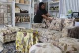 Perajin Siti Mudrikah merapikan sofa berhias corak daun ecoprint hasil produksinya di Sanggar Kreasi Mamalya, Malang, Jawa Timur, Sabtu (8/3/2025). Dalam sebulan lebih dari seribu buah produk bercorak daun ecoprint  berbagai jenis antara lain kain, kemeja, sepatu, sofa dan toples kue lebaran mampu terjual ke mancanegara dan berbagai kota di Indonesia melalui media sosial dengan harga Rp15 ribu hingga Rp5 juta menurut jenis produknya. ANTARA Jatim/Ari Bowo Sucipto/mas.