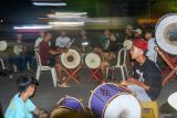 Sejumlah pemuda memainkan musik kuntulan di Banyuwangi, Jawa Timur, Sabtu (8/3/2025). Kesenian kuntulan yang dimainkan dengan alat musik bedug dan rebana itu menjadi tradisi patrol sahur masyarakat Banyuwangi pada bulan Ramadhan untuk membangunkan warga yang akan sahur. ANTARA Jatim/Budi Candra Setya/mas.