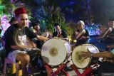 Sejumlah pemuda memainkan musik kuntulan di Banyuwangi, Jawa Timur, Sabtu (8/3/2025). Kesenian kuntulan yang dimainkan dengan alat musik bedug dan rebana itu menjadi tradisi patrol sahur masyarakat Banyuwangi pada bulan Ramadhan untuk membangunkan warga yang akan sahur. ANTARA Jatim/Budi Candra Setya/mas.