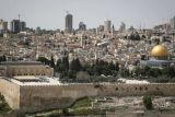 Meski dibatasi ketat Israel, sekitar 90.000 warga Palestina Salat Jumat di Al-Aqsa