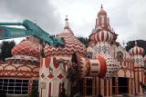 Petugas mengoperasikan alat berat untuk membongkar bangunan objek wisata Hibisc Fantasy Puncak, Kabupaten Bogor, Jawa Barat, Jumat (7/3/2025). Gubernur Jawa Barat Dedi Mulyadi menargetkan pembongkaran bangunan tak berizin di kawasan wisata Hibisc Fantasy, Puncak, Bogor tersebut rampung sebelum Lebaran, namun pembongkaran harus berdasarkan regulasi yang ada dan saat ini pihaknya fokus pada 25 bangunan yang tak sesuai izin di kawasan Hibisc termasuk pada area yang tidak diperuntukkan. ANTARA FOTO/Yulius Satria Wijaya/rwa.