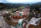 Foto udara pembongkaran bangunan objek wisata Hibisc Fantasy Puncak, Kabupaten Bogor, Jawa Barat, Jumat (7/3/2025). Gubernur Jawa Barat Dedi Mulyadi menargetkan pembongkaran bangunan tak berizin di kawasan wisata Hibisc Fantasy, Puncak, Bogor tersebut rampung sebelum Lebaran, namun pembongkaran harus berdasarkan regulasi yang ada dan saat ini pihaknya fokus pada 25 bangunan yang tak sesuai izin di kawasan Hibisc termasuk pada area yang tidak diperuntukkan. ANTARA FOTO/Yulius Satria Wijaya/rwa.