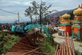 Petugas mengoperasikan alat berat untuk membongkar bangunan objek wisata Hibisc Fantasy Puncak, Kabupaten Bogor, Jawa Barat, Jumat (7/3/2025). Gubernur Jawa Barat Dedi Mulyadi menargetkan pembongkaran bangunan tak berizin di kawasan wisata Hibisc Fantasy, Puncak, Bogor tersebut rampung sebelum Lebaran, namun pembongkaran harus berdasarkan regulasi yang ada dan saat ini pihaknya fokus pada 25 bangunan yang tak sesuai izin di kawasan Hibisc termasuk pada area yang tidak diperuntukkan. ANTARA FOTO/Yulius Satria Wijaya/rwa.