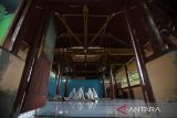 Umat muslim melaksanakan shalat Zuhur di Masjid Bung Sidom,  Desa Bueng Sidom, Kecamatan Blang Bintang, kabupaten Aceh Besar, Aceh, Sabtu (8/3/2025). Situs Cagar Budaya Masjid Bueng Sidom berkontruksi kayu dan bentuk atap bertumpang tiga dengan empat tiang utama (soko guru) yang dibangun pada masa Kesultanan Aceh Darussalam, Sultan Alaidin Muhammad Daud Syah I (1830-1838 M ) tersebut hingga kini masih terawat  dan berfungsi sebagai rumah ibadah dan shalat tarawih pada bulan Ramadhan 1446 Hijriah. ANTARA FOTO/Ampelsa.