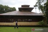 Umat muslim berada di perkarangan masjid seusai melaksanakan shalat Zuhur di Masjid Bung Sidom,  Desa Bueng Sidom, Kecamatan Blang Bintang, kabupaten Aceh Besar, Aceh, Sabtu (8/3/2025). Situs Cagar Budaya Masjid Bueng Sidom berkontruksi kayu dan bentuk atap bertumpang tiga dengan empat tiang utama (soko guru) yang dibangun pada masa Kesultanan Aceh Darussalam, Sultan Alaidin Muhammad Daud Syah I (1830-1838 M ) tersebut hingga kini masih terawat  dan berfungsi sebagai rumah ibadah dan shalat tarawih pada bulan Ramadhan 1446 Hijriah. ANTARA FOTO/Ampelsa.