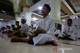Sejumlah santri  membaca Al Quran  seusai menunaikan ibadah shalat Subuh di Masjid Baitusshalihin, Banda Aceh, Aceh, Sabtu  (8/3/2025).  Umat muslim berusaha  memperbanyak amalan  kebaikan, memperdalam pemahaman agama dan salah satunya dari amalan tersebut melaksanakan tadarus Al Quran pada bulan Ramadhan 1446 Hijriah. ANTARA FOTO/Ampelsa.