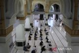 Sejumlah santri  membaca Al Quran  seusai menunaikan ibadah shalat Subuh di Masjid Baitusshalihin, Banda Aceh, Aceh, Sabtu  (8/3/2025).  Umat muslim berusaha  memperbanyak amalan  kebaikan, memperdalam pemahaman agama dan salah satunya dari amalan tersebut melaksanakan tadarus Al Quran pada bulan Ramadhan 1446 Hijriah. ANTARA FOTO/Ampelsa.