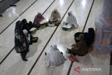Sejumlah umat Islam membaca Al Quran  seusai menunaikan ibadah shalat Subuh di Masjid Baitusshalihin, Banda Aceh, Aceh, Sabtu  (8/3/2025).  Umat muslim berusaha  memperbanyak amalan  kebaikan, memperdalam pemahaman agama dan salah satunya dari amalan tersebut melaksanakan tadarus Al Quran pada bulan Ramadhan 1446 Hijriah. ANTARA FOTO/Ampelsa.