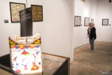Pengunjung mengamati karya lukisan pada pameran bertajuk The Jumping City di Galeri Loteng Kemasan, Gresik, Jawa Timur, Sabtu (8/3/2025). Pameran yang berlangsung hingga 22 Maret 2025 tersebut menampilkan 20 lukisan damar kurung atau lentera khas Gresik guna menyemarakkan bulan suci Ramadhan serta melestrarikan tradisi khas Gresik. Antara Jatim/Rizal Hanafi/um 