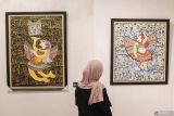 Pengunjung mengamati karya lukisan pada pameran bertajuk The Jumping City di Galeri Loteng Kemasan, Gresik, Jawa Timur, Sabtu (8/3/2025). Pameran yang berlangsung hingga 22 Maret 2025 tersebut menampilkan 20 lukisan damar kurung atau lentera khas Gresik guna menyemarakkan bulan suci Ramadhan serta melestrarikan tradisi khas Gresik. Antara Jatim/Rizal Hanafi/um 