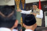Menteri Sosial (Mensos) Saifullah Yusuf saat dialog dengan pilar-pilar sosial dan sosialisasi program prioritas Presiden Prabowo Subianto di Pendopo Kabupaten Jombang, Jawa Timur, Minggu (9/3/2025). Kunjungan Mensos itu untuk menyamakan frekuensi terhadap program prioritas Presiden Prabowo Subianto, salah satunya mengentaskan kemiskinan, dengan target nol persen untuk beberapa tahun kedepan paling lambat 2026. Antara Jatim/Syaiful Arif/um