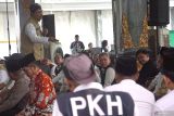 Menteri Sosial (Mensos) Saifullah Yusuf saat dialog dengan pilar-pilar sosial dan sosialisasi program prioritas Presiden Prabowo Subianto di Pendopo Kabupaten Jombang, Jawa Timur, Minggu (9/3/2025). Kunjungan Mensos itu untuk menyamakan frekuensi terhadap program prioritas Presiden Prabowo Subianto, salah satunya mengentaskan kemiskinan, dengan target nol persen untuk beberapa tahun kedepan paling lambat 2026. Antara Jatim/Syaiful Arif/um