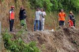 Bupati Temanggung tinjau longsor yang sempat putus akses jalan desa