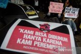 Aktivis yang tergabung dalam Simpul Pembebasan Perempuan melakukan aksi Hari Perempuan Internasional 2025 di Dago, Bandung, Jawa Barat, Sabtu (8/3/2025). Aksi tersebut sebagai kampanye penolakan diskiriminasi gender, kesetaraan gender dan menuntut pengesahan Rancangan Undang-Undang Perlindungan Pekerja Rumah Tangga di momentum peringatan Hari Perempuan Internasional. ANTARA FOTO/Novrian Arbi/agr