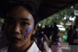 Aktivis Simpul Pembebasan Perempuan melukis wajahnya saat aksi Hari Perempuan Internasional 2025 di Dago, Bandung, Jawa Barat, Sabtu (8/3/2025). Aksi tersebut sebagai kampanye penolakan diskiriminasi gender, kesetaraan gender dan menuntut pengesahan Rancangan Undang-Undang Perlindungan Pekerja Rumah Tangga di momentum peringatan Hari Perempuan Internasional. ANTARA FOTO/Novrian Arbi/agr