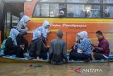 Pekerja menggunakan jasa ojek perahu untuk melintasi banjir di ruas Jalan Raya Dayeuhkolot, Kabupaten Bandung, Jawa Barat, Sabtu (8/3/2025). Sebanyak 60 pekerja pabrik di kawasan tersebut terpaksa menggunakan jasa ojek perahu dengan membayar Rp5.000 hingga Rp10.000 per orang untuk melintas karena terdampak banjir luapan Sungai Citarum yang merendam jalan dan membuat sejumlah kendaraan mogok. ANTARA FOTO/Novrian Arbi/agr
