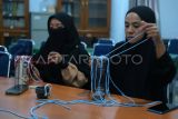 Peserta mengikuti pelatihan membuat sarung botol minuman berbahan tali makrame di Dinas Perpustakaan dan Kearsipan (Disperpusip) Kota Pontianak, Kalimantan Barat, Jumat (7/3/2025). Pelatihan tersebut diadakan Dinas Perpustakaan dan Kearsipan Kota Pontianak guna memperkenalkan seni kerajinan tangan yang menggunakan teknik simpul sekaligus mengasah kreativitas peserta. ANTARA FOTO/Jessica Wuysang/rwa. 
