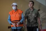 Tersangka kasus pemerasan Isnan Fajri (kiri) berjalan keluar usai menjalani pemeriksaan di Gedung Merah Putih KPK, Jakarta, Jumat (7/3/2025). KPK memeriksa Sekertaris Daerah (Sekda) nonaktif Provinsi Bengkulu itu untuk mendalami kasus dugaan pemerasan dengan barang bukti uang tunai sekitar Rp7 miliar untuk pencalonan kembali Rohidin Mersyah sebagai Gubernur Bengkulu pada Pilkada 2024. ANTARA FOTO/Fauzan