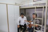 Menteri Sosial Saifullah Yusuf (kiri) dan Seskab Teddy Indra Wijaya (kanan) meninjau kamar asrama Sekolah Rakyat di Sentra Terpadu Pangudi Luhur (STPL), Bekasi, Jawa Barat, Sabtu (8/3/2025). Dalam kunjungan tersebut Menteri Sosial dan Seskab meninjau kesiapan salah satu Sekolah Rakyat yang berada di Sentra Terpadu Pangudi Luhur (STPL) yang rencananya akan dilaksanakan pada ajaran baru 2025/2026. ANTARA FOTO/Asprilla Dwi Adha/aww.