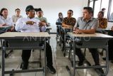 Menteri Sosial Saifullah Yusuf (kiri) berbincang dengan Seskab Teddy Indra Wijaya (kanan) saat meninjau ruang kelas Sekolah Rakyat di Sentra Terpadu Pangudi Luhur (STPL), Bekasi, Jawa Barat, Sabtu (8/3/2025). Dalam kunjungan tersebut Menteri Sosial dan Seskab meninjau kesiapan salah satu Sekolah Rakyat yang berada di Sentra Terpadu Pangudi Luhur (STPL) yang rencananya akan dilaksanakan pada ajaran baru 2025/2026. ANTARA FOTO/Asprilla Dwi Adha/aww.