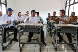 Menteri Sosial Saifullah Yusuf (kiri) berbincang dengan Seskab Teddy Indra Wijaya (kanan) saat meninjau ruang kelas Sekolah Rakyat di Sentra Terpadu Pangudi Luhur (STPL), Bekasi, Jawa Barat, Sabtu (8/3/2025). Dalam kunjungan tersebut Menteri Sosial dan Seskab meninjau kesiapan salah satu Sekolah Rakyat yang berada di Sentra Terpadu Pangudi Luhur (STPL) yang rencananya akan dilaksanakan pada ajaran baru 2025/2026. ANTARA FOTO/Asprilla Dwi Adha/aww.