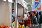 Warga membeli kebutuhan pokok saat berlangsung bazar pangan murah di Tamansari, Bandung, Jawa Barat, Senin (10/3/2025). Pemerintah Kota Bandung menggelar bazar pangan murah di tiga kecamatan yang menyediakan berbagai kebutuhan pokok dengan harga yang lebih murah guna mengendalikan harga kebutuhan pokok selama bulan ramadhan. ANTARA FOTO/Raisan Al Farisi/agr