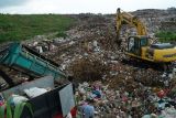 Truk sampah menumpahkan sampah bawaanya dari kota di TPA (Tempat Pembuangan Akhir) Segawe, Tulungagung, Jawa Timur, Senin (10/3/2025). Pemkab Tulungagung berencana membangun TPA baru di wilayah selatan karena TPA lama (TPA Segawe) yang dibangun sejak 1990 dengan luas 35 hektare saat ini mendekati penuh dan diperkirakan hanya bisa bertahan dioperasikan hingga 2026. ANTARA Jatim/Destyan Sujarwoko/mas.