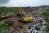 Pelerja mengoperasikan alat berat untuk mendorong sampah ke tengah di TPA(Tempat Pembuangan Akhir) Segawe, Tulungagung, Jawa Timur, Senin (10/3/2025). Pemkab Tulungagung berencana membangun TPA baru di wilayah selatan karena TPA lama (TPA Segawe) yang dibangun sejak 1990 dengan luas 35 hektare saat ini mendekati penuh dan diperkirakan hanya bisa bertahan dioperasikan hingga 2026. ANTARA Jatim/Destyan Sujarwoko/mas.