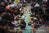 Warga menyantap hidangan saat buka puasa bersama di Kampoeng Ramadhan, Perumahan GMP 2, Kabupaten Tangerang, Banten, Senin (10/3/2025). Kegiatan yang diselenggarakan oleh warga perumahan tersebut menyiapkan sebanyak 800 porsi hidangan buka puasa setiap harinya untuk pengendara yang dalam perjalanan dan warga kurang mampu. ANTARA FOTO/Putra M. Akbar/gp