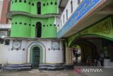 Anak-anak bersepeda di area Masjid Pintu Seribu, Kota Tangerang, Banten, Senin (10/3/2025). Masjid yang berdiri pada tahun 1978 itu menjadi salah satu destinasi wisata religi karena keunikannya yang memiliki banyak pintu. ANTARA FOTO/Putra M. Akbar/gp