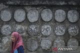 Seorang warga berjalan di area Masjid Pintu Seribu, Kota Tangerang, Banten, Senin (10/3/2025). Masjid yang berdiri pada tahun 1978 itu menjadi salah satu destinasi wisata religi karena keunikannya yang memiliki banyak pintu. ANTARA FOTO/Putra M. Akbar/gp
