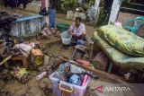 Warga membersihkan perabotan dan pakaian yang terdampak banjir luapan Sungai Cinangka di Cikaobandung, Purwakarta, Jawa Barat, Senin (10/3/2025). Badan Nasional Penanggulangan Bencana (BNPB) menyebutkan satu unit rumah rusak ringan dan sebanyak 156 keluarga terdampak banjir luapan pascajebolnya tanggul Sungai Cinangka saat intensitas curah hujan tinggi sejak Sabtu (8/3) malam. ANTARA FOTO/Novrian Arbi/agr