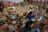 Pekerja menghias paket parsel lebaran di salah satu sentra produksi kerajinan parsel dan souvenir di Sanankulon Blitar, Jawa Timur, Senin (10/3/2025). Hingga memasuki hari ke-10 ramadhan, pengrajin mengaku jika permintaan berbagai jenis paket parsel yang diterimanya mencapai sekitar 3.800 paket, jumlah tersebut diperkirakan akan meningkat hingga 7000 sampai 7500 paket parsel seiring mendekati hari H perayaan Idul Fitri 1446 H. ANTARA Jatim/Irfan Anshori/mas.