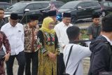 Gubernur Jatim, Khofifah Indar Parawansa (tengah) didampingi Bupati Jombang Warsubi (keempat kiri) saat menghadiri peresmian Masjid Ba'i Al Karim di Desa Sukorejo, Kecamatan Perak, Kabupaten Jombang, Jawa Timur, Senin (10/3/2025). Dalam kunjungannya tersebut Gubernur Jatim Khofifah mengatakan Pemerintah Provinsi (Pemprov) Jatim, sudah menyiapkan 3 tempat untuk dijadikan prototipe Sekolah Rakyat. ANTARA Jatim/Syaiful Arif/mas.