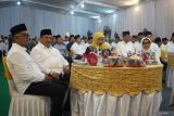 Gubernur Jatim, Khofifah Indar Parawansa (kedua kanan) didampingi Bupati Jombang Warsubi (kedua kiri) dan mantan Bupati Jombang Nyai Mundjidah Wahab (kanan) saat menghadiri peresmian Masjid Ba'i Al Karim di Desa Sukorejo, Kecamatan Perak, Kabupaten Jombang, Jawa Timur, Senin (10/3/2025). Dalam kunjungannya tersebut Gubernur Jatim Khofifah mengatakan Pemerintah Provinsi (Pemprov) Jatim, sudah menyiapkan 3 tempat untuk dijadikan prototipe Sekolah Rakyat. ANTARA Jatim/Syaiful Arif/mas.