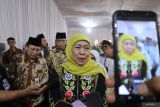 Gubernur Jatim, Khofifah Indar Parawansa usai menghadiri peresmian Masjid Ba'i Al Karim di Desa Sukorejo, Kecamatan Perak, Kabupaten Jombang, Jawa Timur, Senin (10/3/2025). Dalam kunjungannya tersebut Gubernur Jatim Khofifah mengatakan Pemerintah Provinsi (Pemprov) Jatim, sudah menyiapkan 3 tempat untuk dijadikan prototipe Sekolah Rakyat. ANTARA Jatim/Syaiful Arif/mas.
