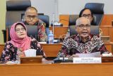 Direktur Utama Perum LKBN Antara Akhmad Munir (kanan) didampingi Direktur Keuangan dan Manajemen Risiko Nina Kurnia Dewi (kiri), Direktur Pemberitaan Irfan Junaidi (kedua kiri) dan Direktur Komersil, Pengembangan Bisnis dan Teknologi Informasi Jaka Sugiyanta (belakang kanan) menyampaikan paparan pada Rapat Dengar Pendapat (RDP) Panja RUU Penyiaran dengan Komisi I DPR di Kompleks Parlemen, Senayan, Jakarta, Senin (10/3/2025). Pada rapat bertema Pengaturan Penyiaran Multiplatform dalam Perubahan UU Penyiaran membahas sejumlah usulan di antaranya aturan penggunaan artificial intelligence, pengedepanan kebebasan pers, jaminan HAM dan ekosistem sehat bagi industri media. ANTARA FOTO/Asprilla Dwi Adha/rwa.