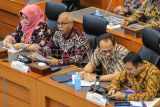 Direktur Utama Perum LKBN Antara Akhmad Munir (kedua kiri) bersama Direktur Keuangan dan Manajemen Risiko Perum LKBN Antara Nina Kurnia Dewi (kiri), Dirjen Ekosistem Digital Kementerian Komdigi Edwin Hidayat Abdullah (kanan), dan Direktur Pos dan Penyiaran Dirjen Ekosistem Digital Kementerian Komdigi Gunawan Hutagalung (kedua kanan) menyampaikan paparan pada Rapat Dengar Pendapat (RDP) Panja RUU Penyiaran dengan Komisi I DPR di Kompleks Parlemen, Senayan, Jakarta, Senin (10/3/2025). Pada rapat bertema Pengaturan Penyiaran Multiplatform dalam Perubahan UU Penyiaran membahas sejumlah usulan di antaranya aturan penggunaan artificial intelligence, pengedepanan kebebasan pers, jaminan HAM dan ekosistem sehat bagi industri media. ANTARA FOTO/Asprilla Dwi Adha/rwa.