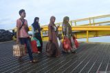 Calon penumpang antre memasuki kapal feri Wicitra Dharma I di Pelabuhan Jangkar, Situbondo, Jawa Timur, Selasa (11/3/2025). Warga Pulau Sapudi Sumenep mulai mudik lebih awal untuk menghindari kepadatan penumpang pada arus mudik Lebaran 2025. Antara Jatim/Seno/um