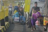 Calon penumpang antre memasuki kapal feri Wicitra Dharma I di Pelabuhan Jangkar, Situbondo, Jawa Timur, Selasa (11/3/2025). Warga Pulau Sapudi Sumenep mulai mudik lebih awal untuk menghindari kepadatan penumpang pada arus mudik Lebaran 2025. Antara Jatim/Seno/um