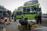 Calon penumpang bersiap menaiki bus di Terminal Poris Plawad, Kota Tangerang, Banten, Selasa (11/3/2025). Kementerian Perhubungan menyiapkan 520 bus dengan kuota sebanyak 21.536 penumpang untuk program mudik gratis moda darat pada angkutan Lebaran 2025. ANTARA FOTO/Putra M. Akbar/gp