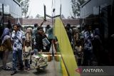 Calon penumpang bersiap menaiki bus di Terminal Poris Plawad, Kota Tangerang, Banten, Selasa (11/3/2025). Kementerian Perhubungan menyiapkan 520 bus dengan kuota sebanyak 21.536 penumpang untuk program mudik gratis moda darat pada angkutan Lebaran 2025. ANTARA FOTO/Putra M. Akbar/gp