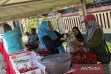 Warga membeli bawang merah dan bawang putih saat pasar murah di depan Polda Banten, Kota Serang, Banten, Selasa (11/3/2025). Polda Banten bersama Dinas Perindustrian dan Perdagangan (Disperindag) Banten menggelar pasar murah dengan menyediakan berbagai kebutuhan pangan seperti beras, minyak goreng, bawang putih, dan bawang merah untuk mengendalikan harga serta laju inflasi pada bulan suci Ramadhan. ANTARA FOTO/Angga Budhiyanto/gp